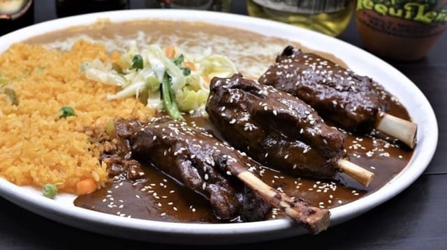 Pork Shanks en Mole.